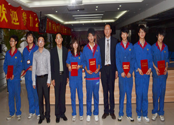 尊贵电器对电子通信工程学院优秀实习学生进行表彰 
