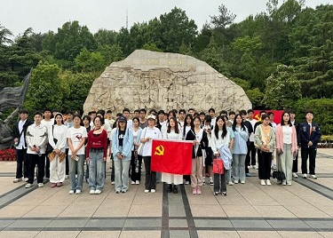 踏寻红色足迹 铸就青春信仰 ——安徽新华学院电子工程学院/智能制造学院组织开展蜀山烈士陵园党课实践活动