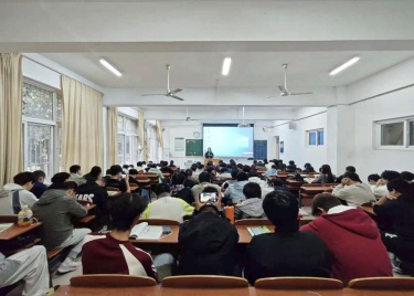 薪火相传引航向，榜样力量助成长——电子工程学院/智能制造学院举办2025级新生入党启蒙教育之 优秀党员学子报告会