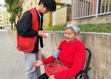 电子工程学院/智能制造学院党总支开展 “敬老暖心•健康护航” 志愿服务